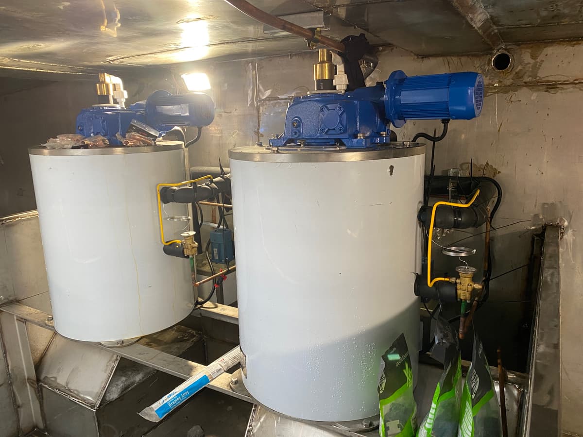 Twin marine ice machine heads installation